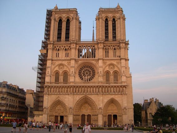  tombée de la nuit sur Notre-Dame, soir d'été
